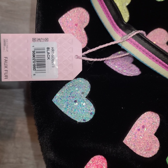 Miss Gwen's OMG Accessories Plush Heart-Patched Medium Duffle Bag NWT - Picture 3 of 4